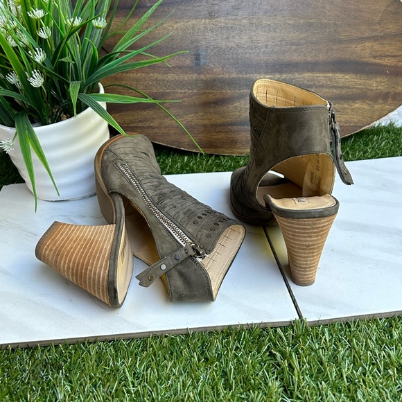 PAUL GREEN sydney Peep Toe Studded Sandal (Women)
$389.00 size 9 women - Picture 12 of 15